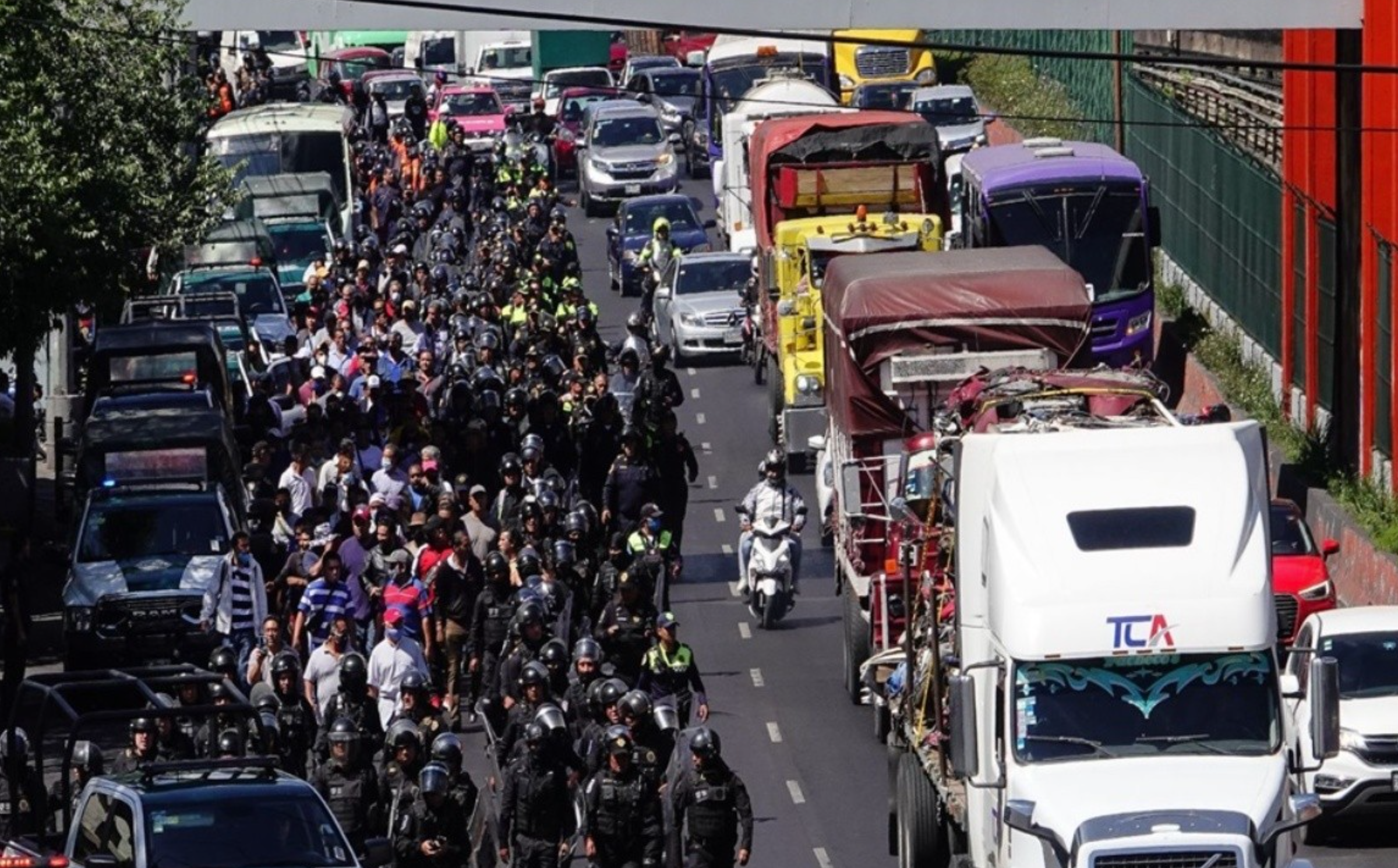 Policías golpean a transportista durante el paro en la México-Cuernavaca (VIDEO)